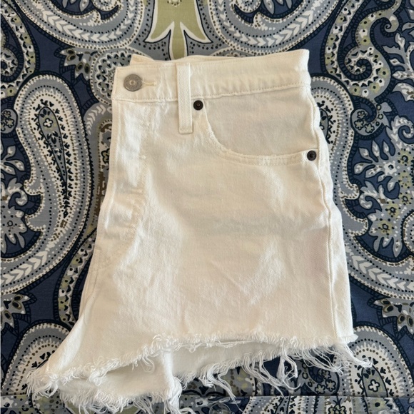 Women's White Denim Cutoff Shorts - Frayed Hem levi’s - Picture 3 of 3